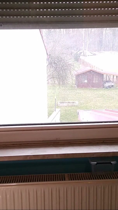 Mi muñeca quiere que la coja delante de la ventana para que los vecinos la vean | Clip 2