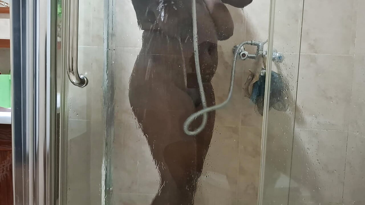 Minha ex me filmou tomando banho.