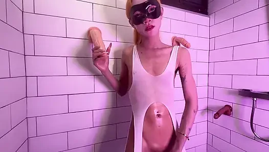 Ladyboy Nisha saklambaç oynuyor. Seksi genç bir yarakla götünü sikişini izle.