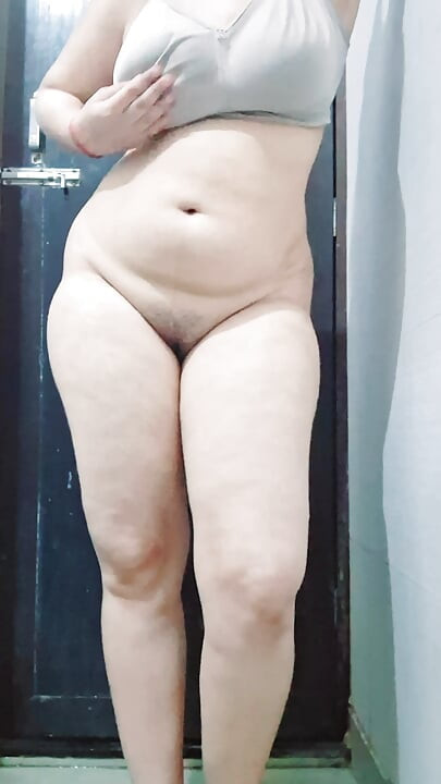 La tía india follada por chico de 18 años en el baño, video