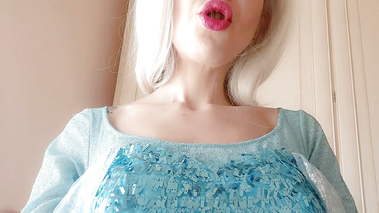 a bela Lavinia se veste como um desenho animado para você