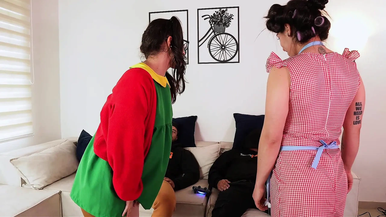 八个四重奏！！附近的性爱失控了，我们最终挤压了所有的乳汁