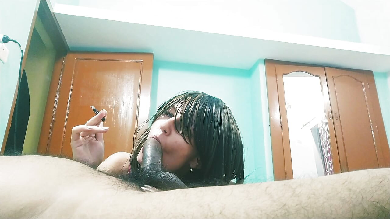 ¡Me chupó la polla mientras espero a mi novia!
