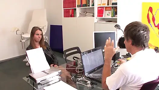 Cewek sange ini dientot habis-habisan di kursi sama dokternya