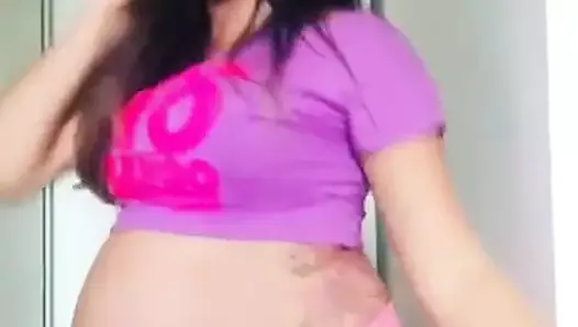 Сексуальная беременная латина с широкими бедрами танцует сексуально