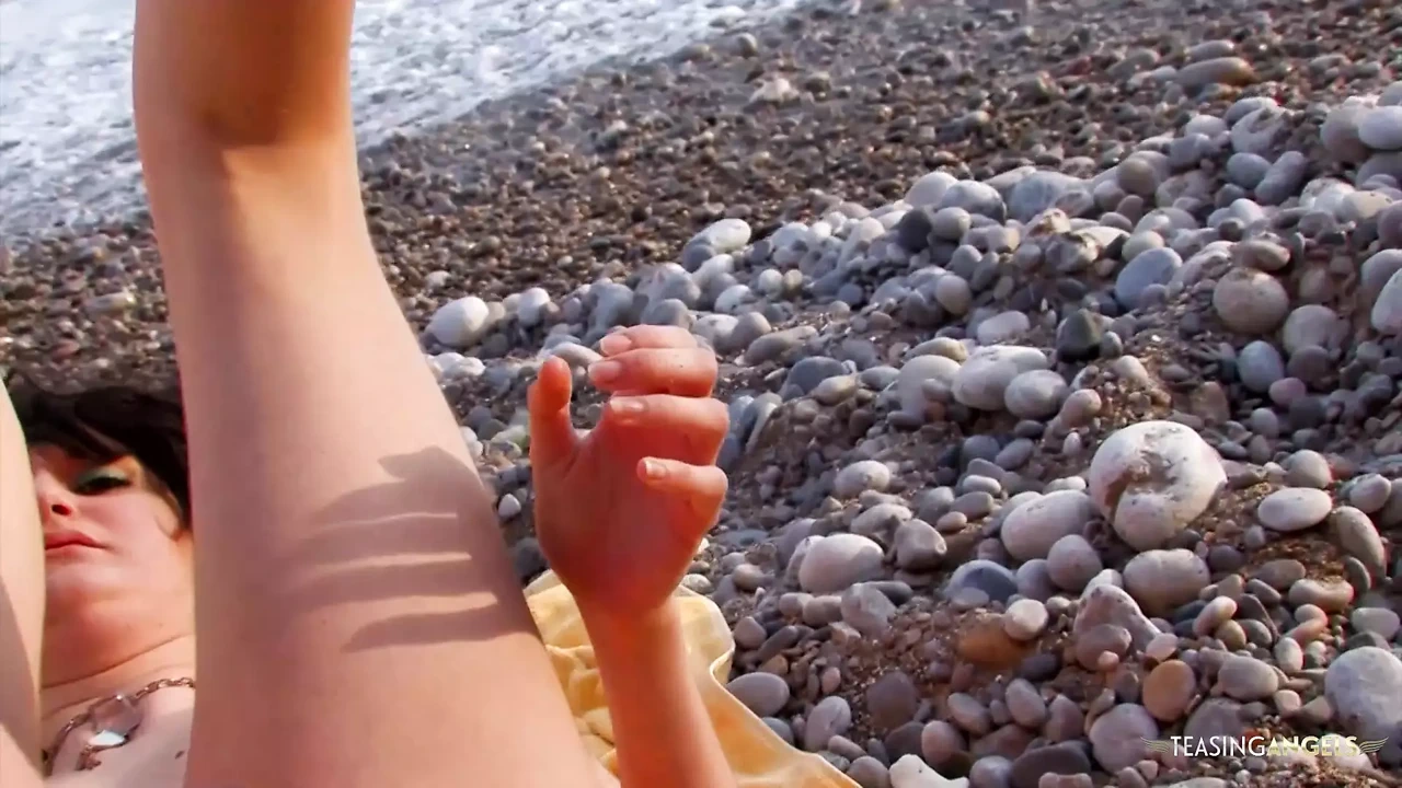 这个淫荡的黑发女郎喜欢海滩肛交，尤其是当它