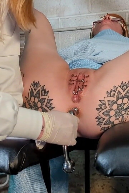 Bị kiềm chế, bị trói vào âm hộ xỏ khuyên & chơi lỗ hậu bởi bà chủ