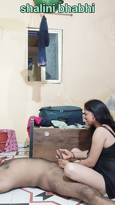 Shalini bhabhi ne padosi ko bulakar apni chut ki chatni chati