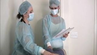 Duas enfermeiras marcam um pau