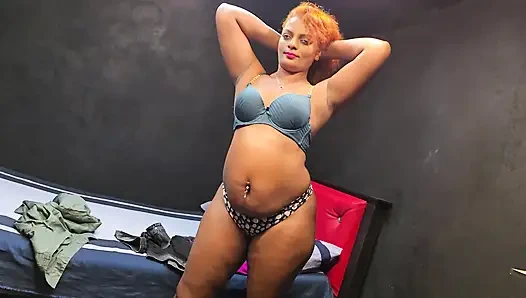 Heiße lässige Kleidung anprobieren mit grünem bh und tanga