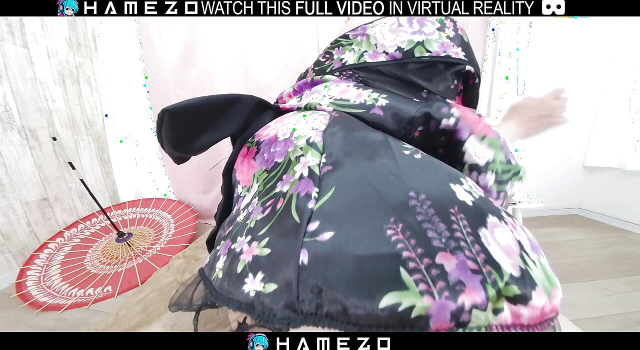 Różowowłosa japońska laska Cocona Himekawa zaczyna pocierać swoją cipkę, w VR.