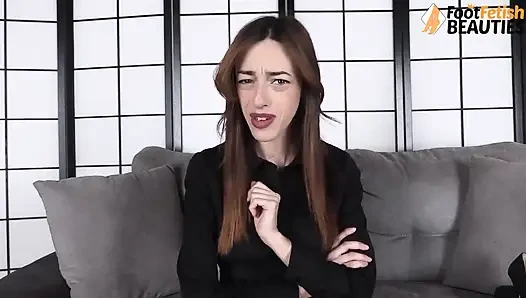 Игривое соблазняет показывает свою различную обувь для ношения на ее милых ступнях