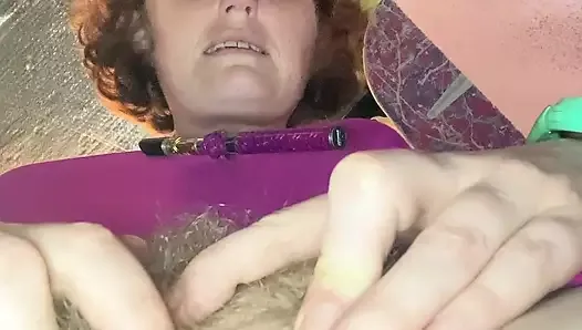Macocha prawie moczy się przed wepchnięciem jej cipki w twarz i wyciąga jej seksowne owłosione usta zewnętrzne za pomocą jej łonów