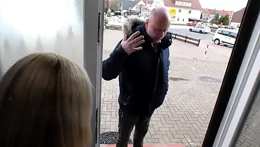 Cewek semok rambut pirang pengen kontol besar