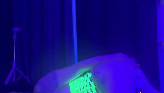 Подкравшись, шлюшка принимает огромный член