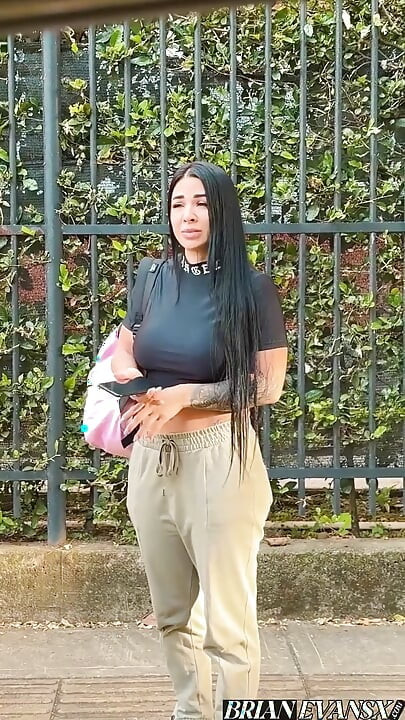 Göğüslü MILF Silvana Lee, Brian Evansx'in Arabasına Binip Evde Sevişmeye Devam Ediyor