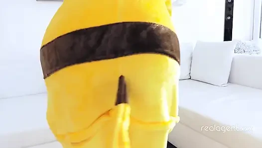 Erstaunliche sexy pikachu genießt es, ihr nassrasiertes weites loch zu spreizen