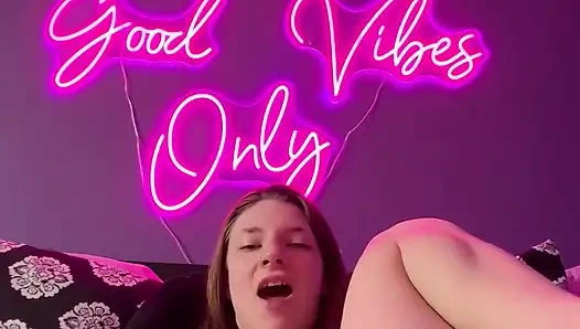 Ayak parmaklarını emiyor ve oyuncakla oynuyor