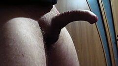 Соло-мастурбация большого жесткого хуя в соседской квартире в любительском видео и камшот на пол в любительском видео
