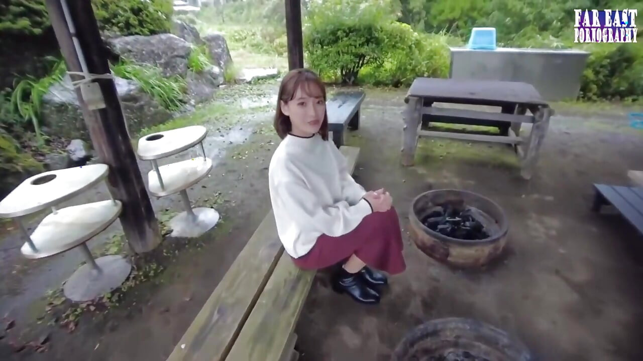 Noapte elegantă cu o soție supusă savurând încălzirea profundă sub cerul deschis 1/3