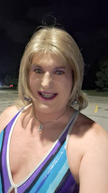 在停车场等爸爸，我们又在玩停车场游戏了！