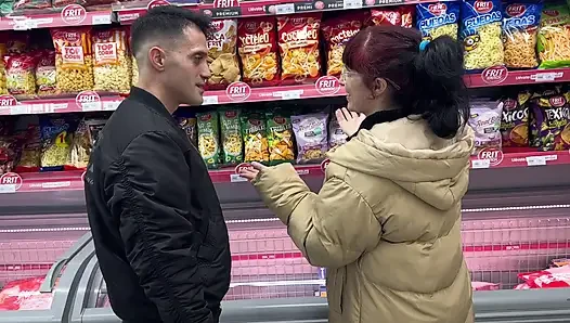 The Girl at the Supermarket Grabs My Dick and Ends up Inviting Me to Watch a Movie, I End up Fucking Her Hard.