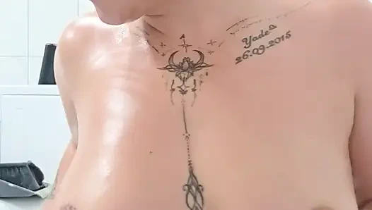 Erotik yağ gösterisi