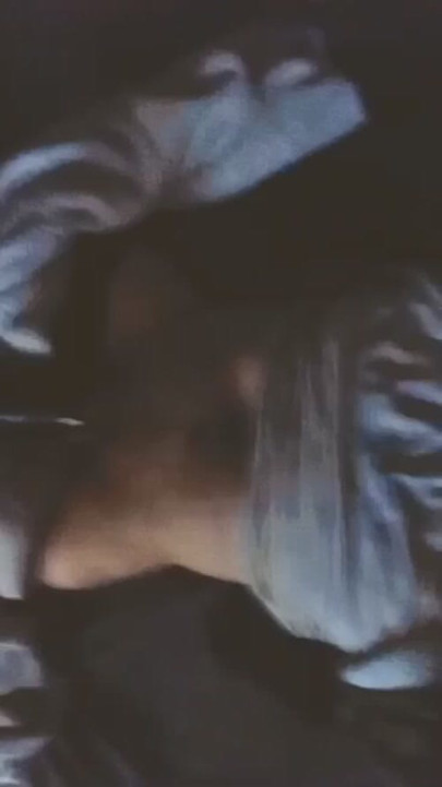 Cody tem prazer com sua luz de carne na cama
