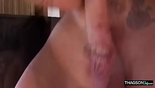 Olgun esmer hatun zonklayan yarağı gırtlağına kadar alıyor ve parmaklanıyor