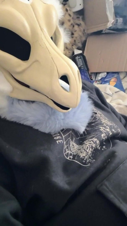 Skulldragon flapping with fur gloves