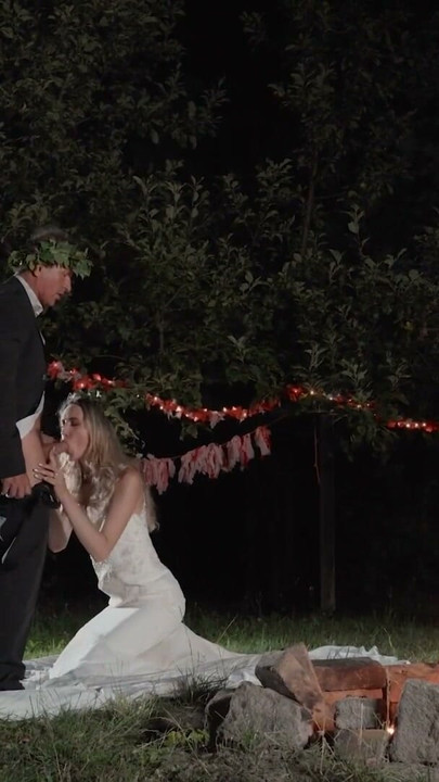 VIP4K. Een duister huwelijksritueel met een prachtige blonde bruid | Clip 2