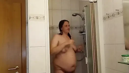 Wet & Naughty: зрелая толстушка в душе в любительском видео