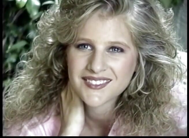 सुनहरे बालों वाली सेक्सी बेब विंटेज चूत चुदाई बड़ा लंड चूसना