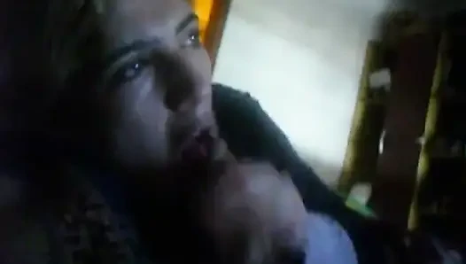 Sarışın evli kadın nazikçe yarak emiyor ve ağzına sürpriz bir boşalma yakalıyor