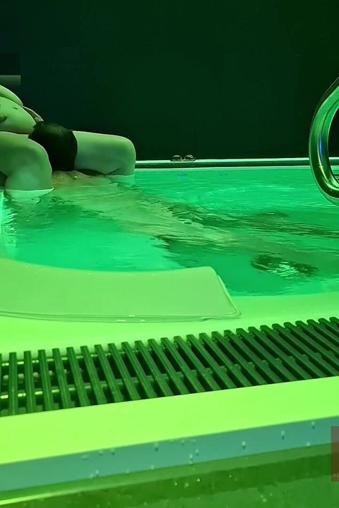 Un Fan De 18 Ani M-a Reperat La Spa-ul Public Și M-a Umplut De Hidromasaj