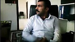 Papá con bigote árabe masturba su gran polla