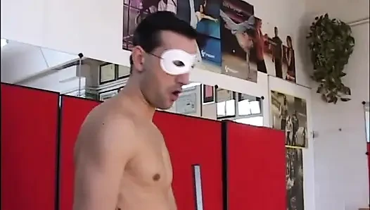 Memek berbulu dan toket aduhai tante seksi ini dientot habis-habisan sama kontol besar amatir di gym