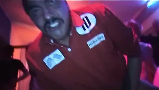 Крошку-блондинку с ошейником глубоко отфистили и текущую мокрую