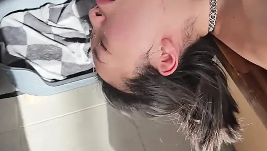 Öğürüyor ve sikişiyor