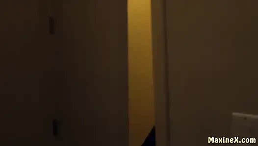 Азиатскую милфу Maxine X жестко трахают в гэнгбэнге большие черные члены!!