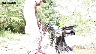 Una ragazza bionda si fa scopare il culo due volte da un ragazzo che l'aiutò a lavare la sua moto nel torrente