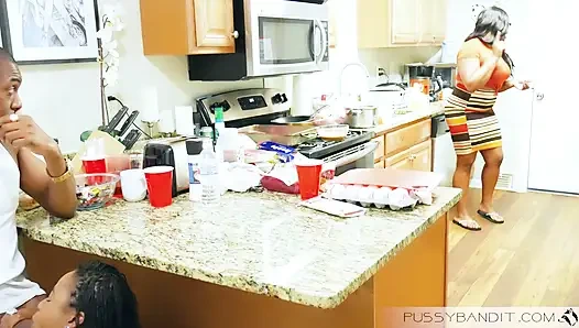 Трахаю лучшего друга моей жены