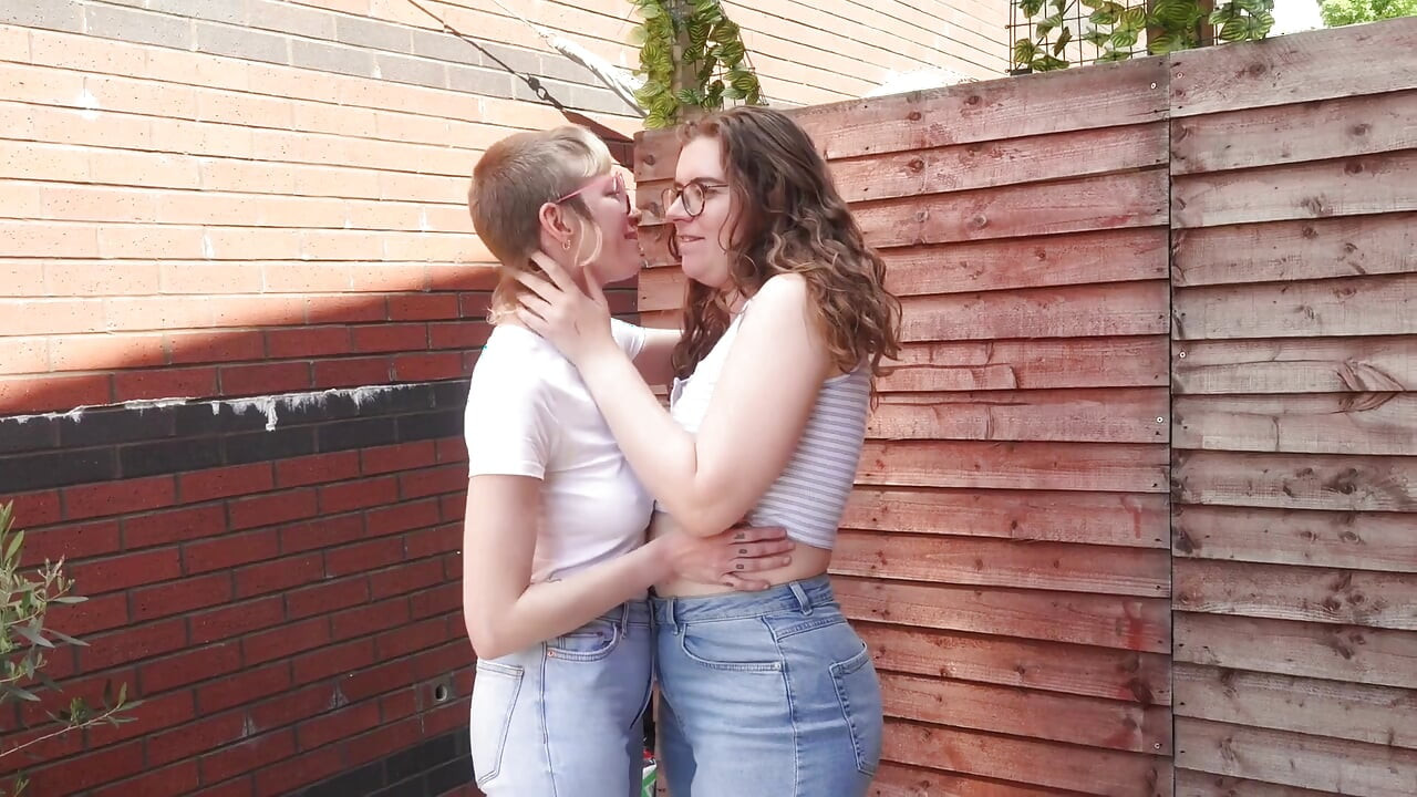 लेस्बियन चुंबन और जींस गीला करना w rosa और Carrie