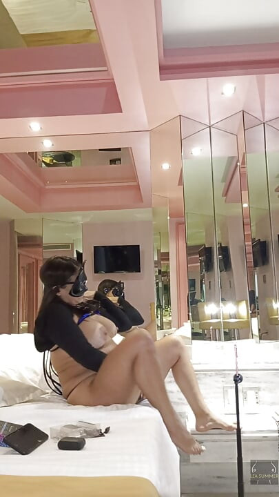 I masturbate during a hot video call with my stepson and insert a 22cm black dildo into my pussy.