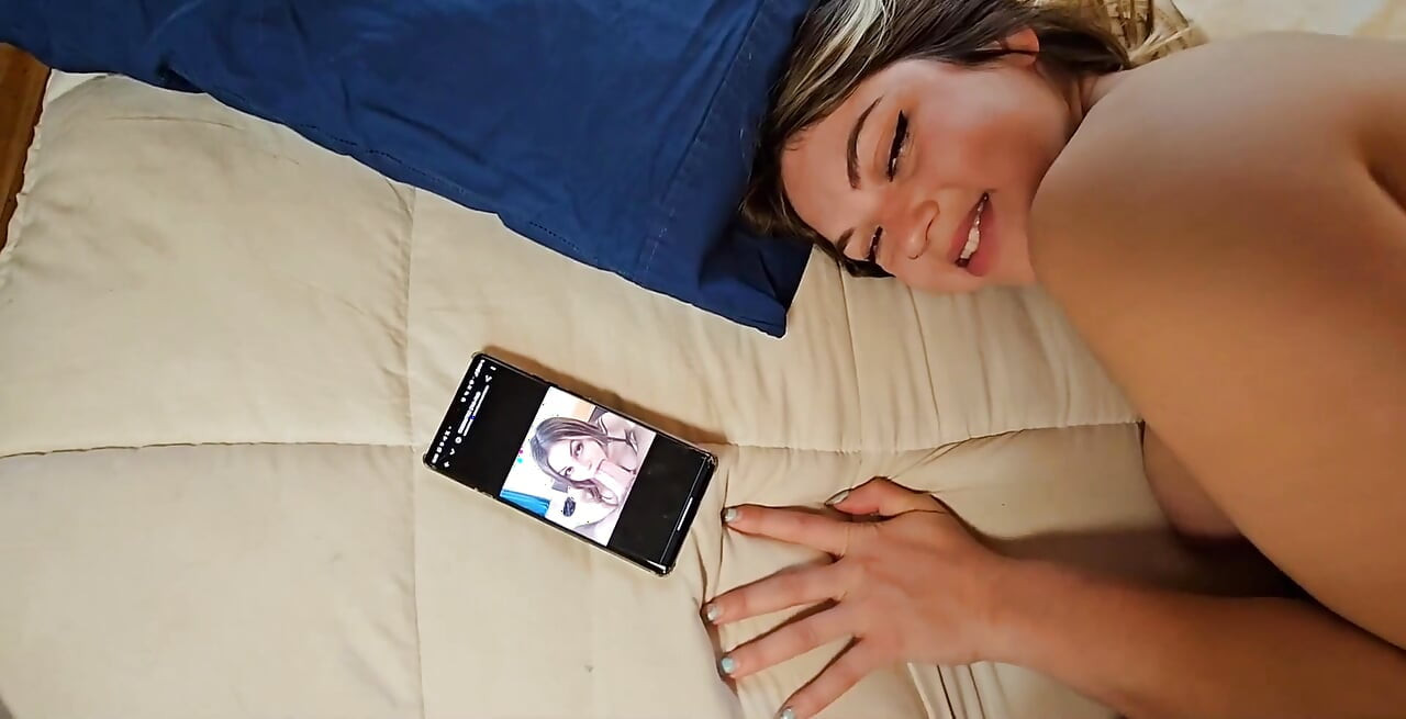 Büyük götlü bir sarışından bir uygulamada çıplak bir fotoğraf istedim