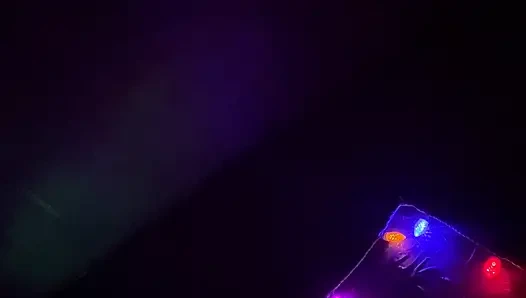 Alternative-mädchen befriedigt sich mit rosa spielzeug