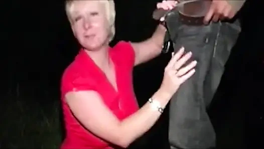 Ateşli evli kadın yabancılarla her yerde sikişiyor