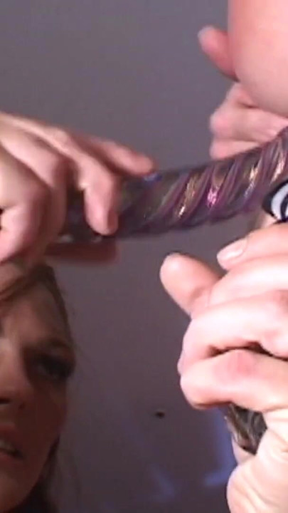 Menjolok pepek basah ketat dengan jari panjang mereka | Klip 2