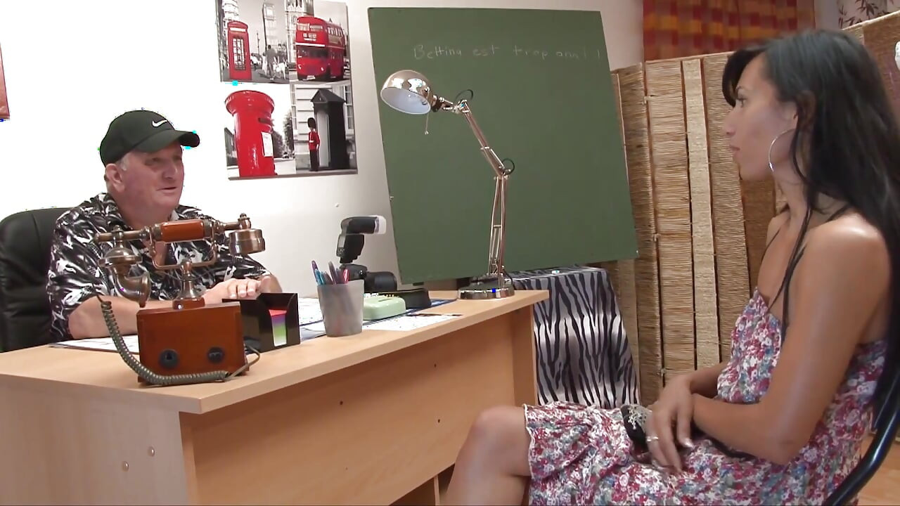 Deslumbrante milf é fodida anal no casting em sexo a três