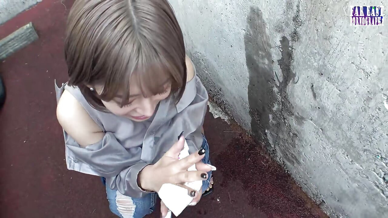 Strim putovanje dok vitka lepotica gospodari uzbuđenje stojećim oslobađanje na otvorenom deo.2